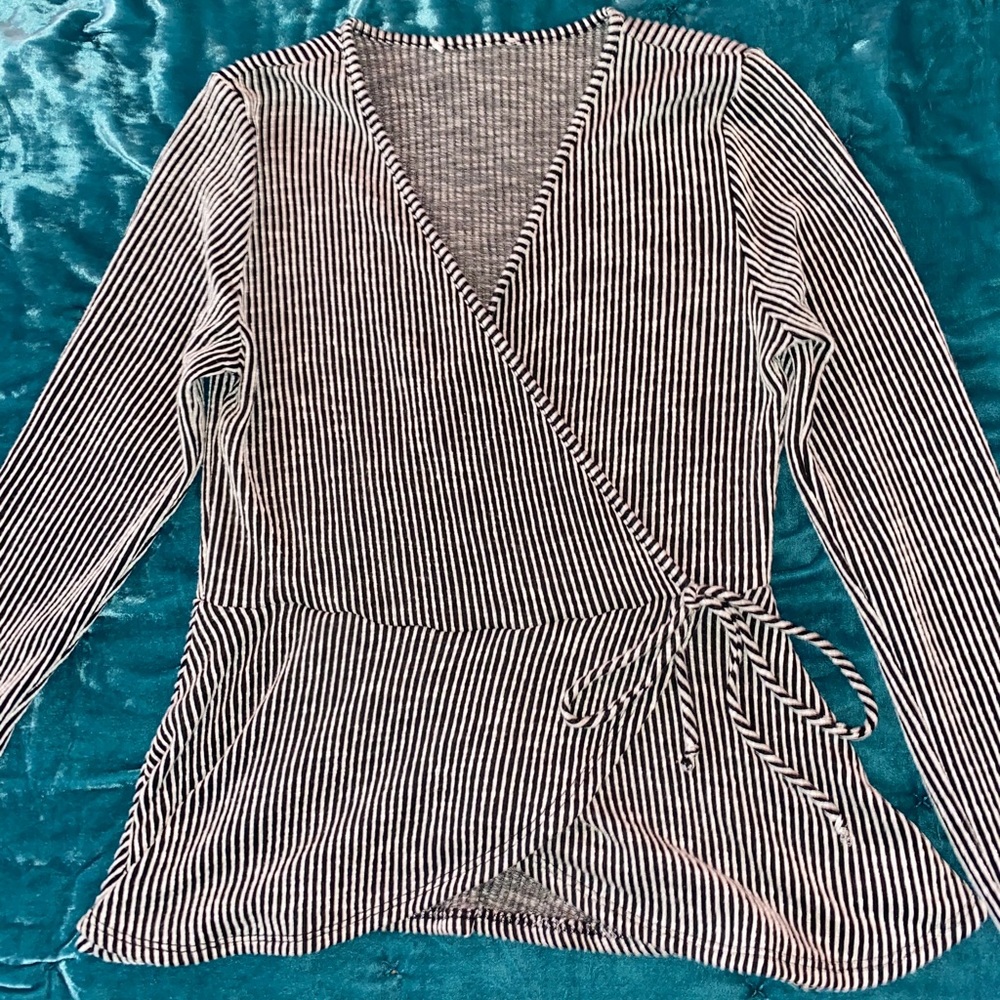 this is a very flattering black and white top